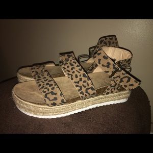 Universal Thread leopard sandals size 10